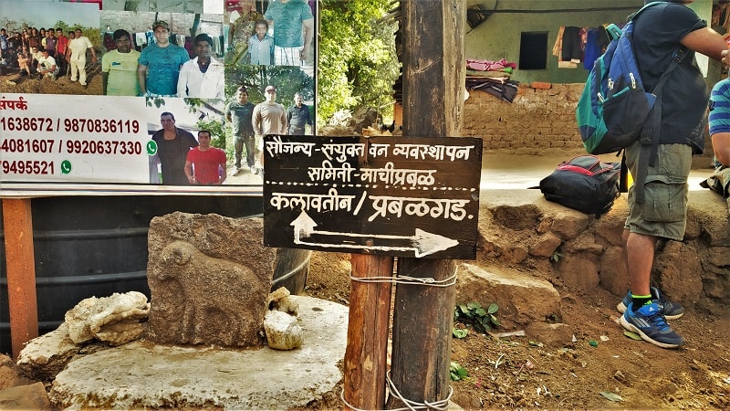 Board showing directions of Kalavantin Durg and Prabalgad